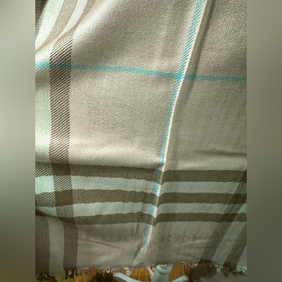 Burberry wide scarf - Picture 5 of 6
